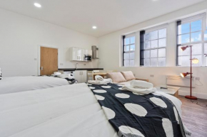 Cosy, Studio in Dudley with Netflix and Parking